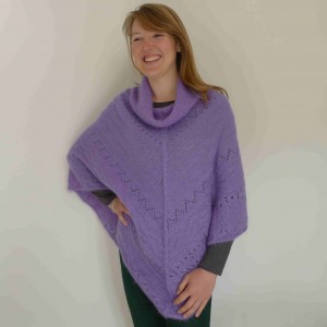 poncho-feminin-point-ajoure-lilas